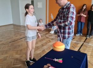 Zawody sportowe "Pompuj na raz- siedź na czas"