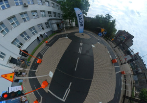 Zdjęcie w formacie 360 stopni przedstawiające z góry Mobilne Miasteczko Ruchu Drogowego.
