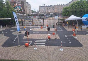 Mobilne Miasteczko Ruchu Drogowego na placu przed wejściem do szkoły.