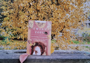 zdjęcie książki w jesiennej scenerii