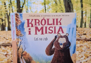 zdjęcie książki w jesiennej scenerii