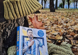zdjęcie książki w jesiennej scenerii