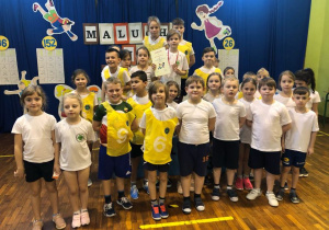 Uczniowie w czasie zawodów sportowych.