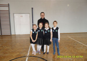 Uczniowie w czasie rozdania nagród.