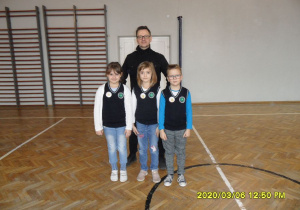 Uczniowie w czasie rozdania nagród.