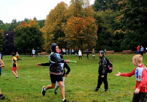 Przekazanie pałeczki podczas biegu sztafetowego chłopców 8x1200m