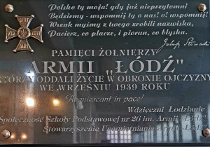 Zdjęcie tablicy upamiętniającej żołnierzy Armii "Łódź".