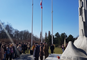 Żołnierze oraz społeczność szkolna w czasie uroczystości pod pomnikiem Armii "Łódź"