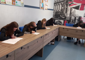 Uczniowie klas ósmych w czasie pisania arkusza konkursowego.