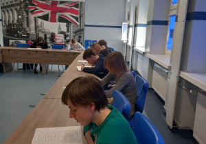 Uczniowie klas ósmych w czasie pisania arkusza konkursowego.