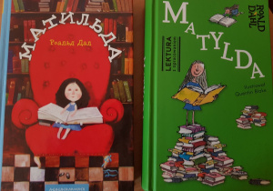 Na zdjęciu przedstawione są dwie książki dla dzieci w języku ukraińskim.