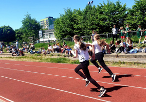 Uczniowie w czasie biegu