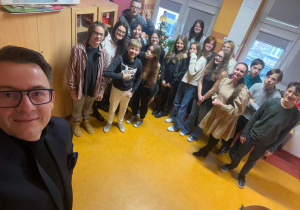Selfie Dyrektora szkoły z uczniami.