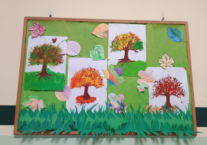Jesienne drzewa wykonane przez uczniów przy pomocy farb plakatowych.