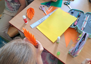 Uczniowie wykonują jesienne ozdoby metodą origami.