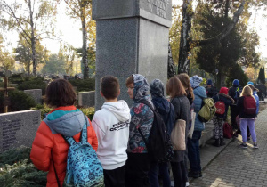 Uczniowie naszej szkoły przy pomniku Armii Łódź.