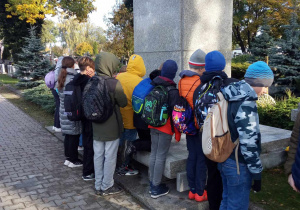 Uczniowie naszej szkoły przy pomniku Armii Łódź.