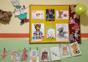 Tablice przedstawiające wykonane przez dzieci portrety pluszowych misiów.