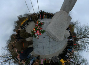 Uczniowie zgromadzeni pod pomnikiem Armii "Łódź"- zdjęcie panoramiczne.