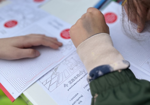 Uczniowie rozwiązują zagadki związane z bezpieczeństwem ruchu drogowego.