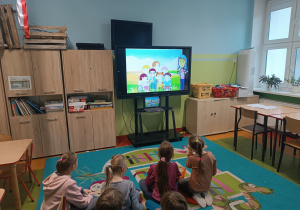 Uczniowie oglądają film edukacyjny o niepełnosprawnościach.