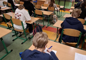 Uczniowie piszący test z języka angielskiego