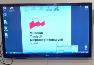 Monitor z prezentacją przygotowaną przez muzeum