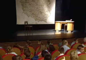 Uczniowie w teatrze czekający na spektakl