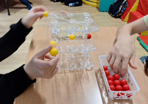 Uczniowie grają w kółko i krzyżyk 3d