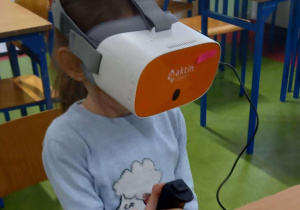 Dziewczynka z założonymi okularami VR