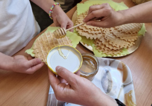 Nakładanie miodu na wafel.