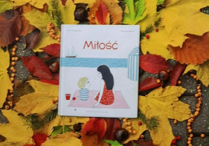 zdjęcie książki w jesiennej scenerii