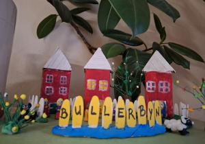 makieta przedstawiająca lekturę "Dzieci z Bullerbyn"