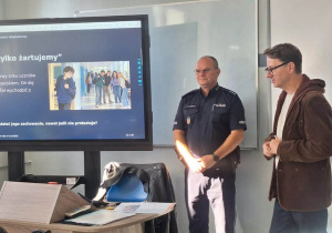 Policjant i Pan dyrektor podczas zajęć z uczniami.