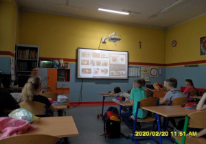 Uczniowie oglądaja prezentację multimedialną.