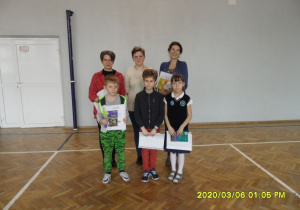 Uczniowie w czasie rozdania nagród.