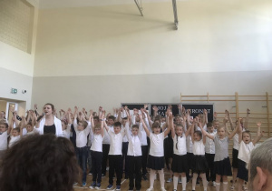 Śpiew uczniów klas pierwszych w ramach Festiwalu Uchodźców w SP nr 26 w Białymstoku