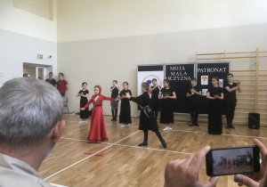 Pokaz czeczeńskich tańców narodowych w ramach Festiwalu Uchodźców w SP nr 26 w Białymstoku