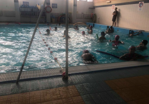 Uczniowie na basenie.